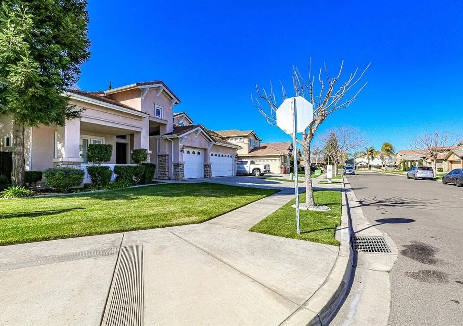 Stunning North Turlock home on a corner lot — Photo 3