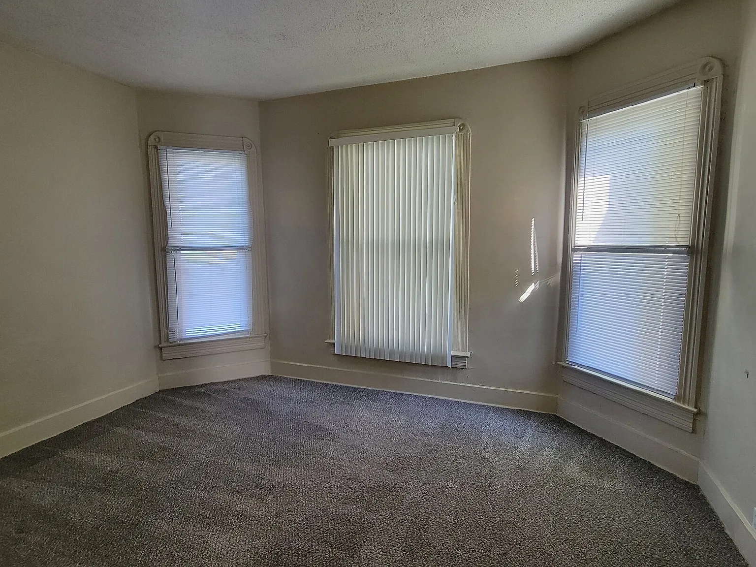 2 bed, 1.0 bath, $975 — Photo 3