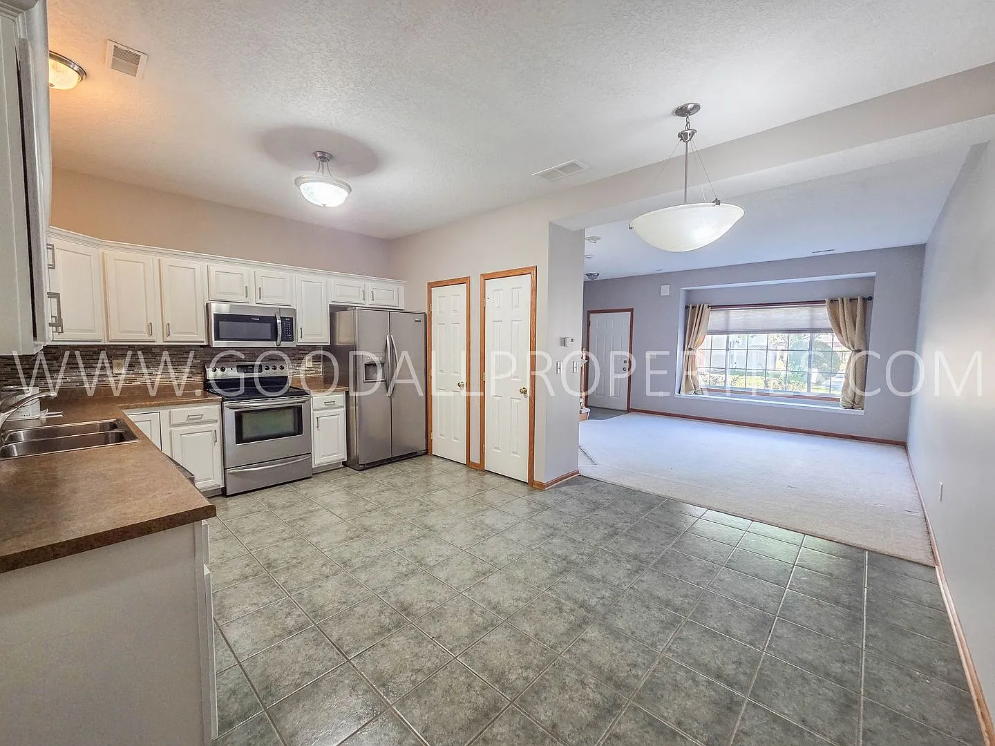 2 Bedroom Clive Townhome | Waukee Schools | 2 Car Garage — Photo 2