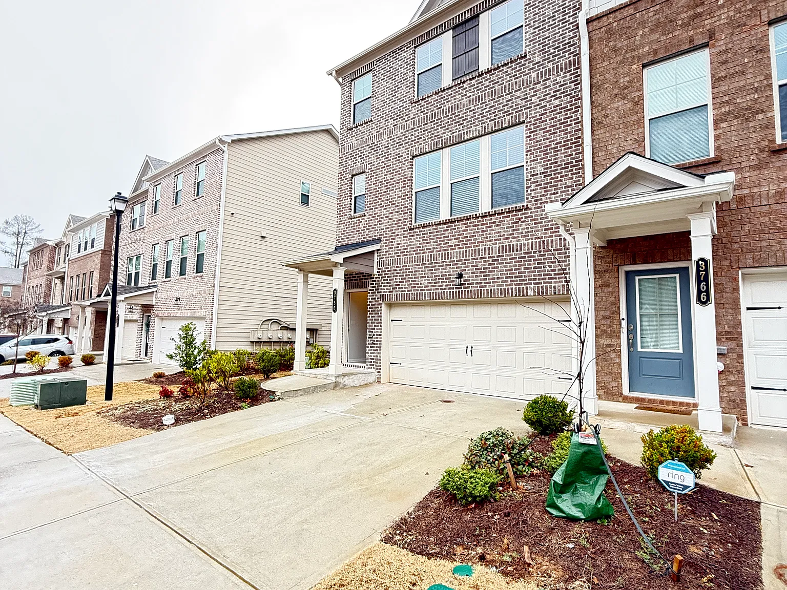 3 bed, 3.5 bath, 2000 sqft, $2,700 — Photo 3