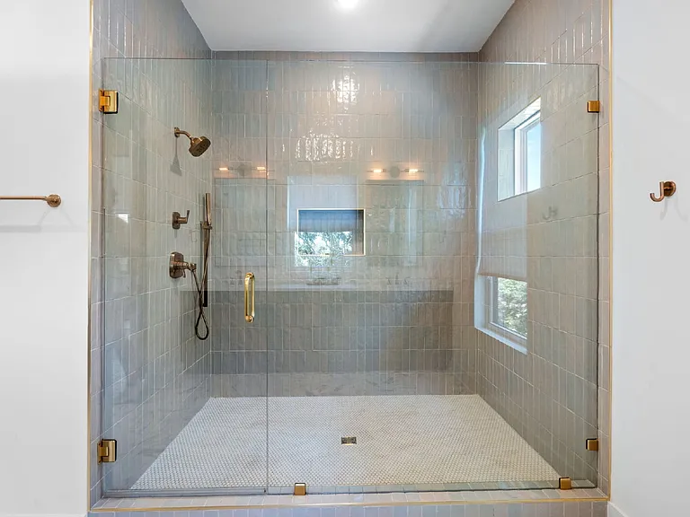 303 Riverside Dr #B — Photo 38