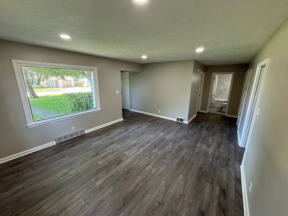 3rd image of 1103 River Bluff Blvd