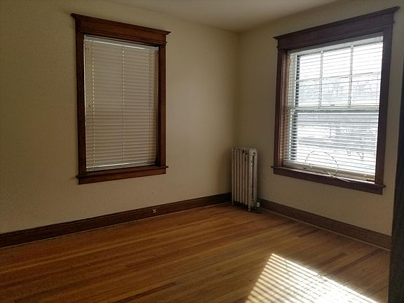 3rd image of 820 E Hyde Park Blvd