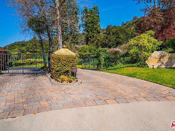2nd image of 1885 Michael Ln