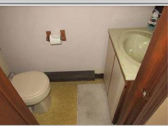1st floor 1/2 bath