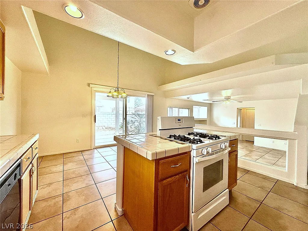 3 bed, 2.5 bath, 1653 sqft, $2,200 — Photo 4