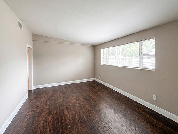 3rd image of 1046 Le Brun Dr