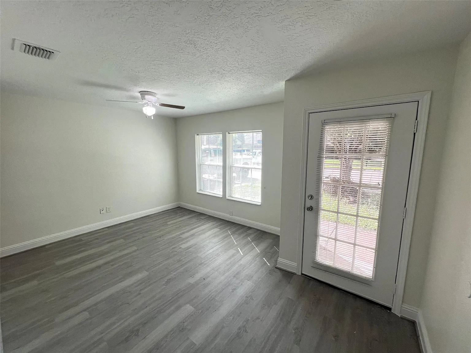 3 bed, 2.0 bath, 1695 sqft, $1,800 — Photo 3