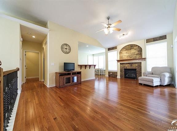 229 Eisenhower Dr Lawrence, KS listing photo #4