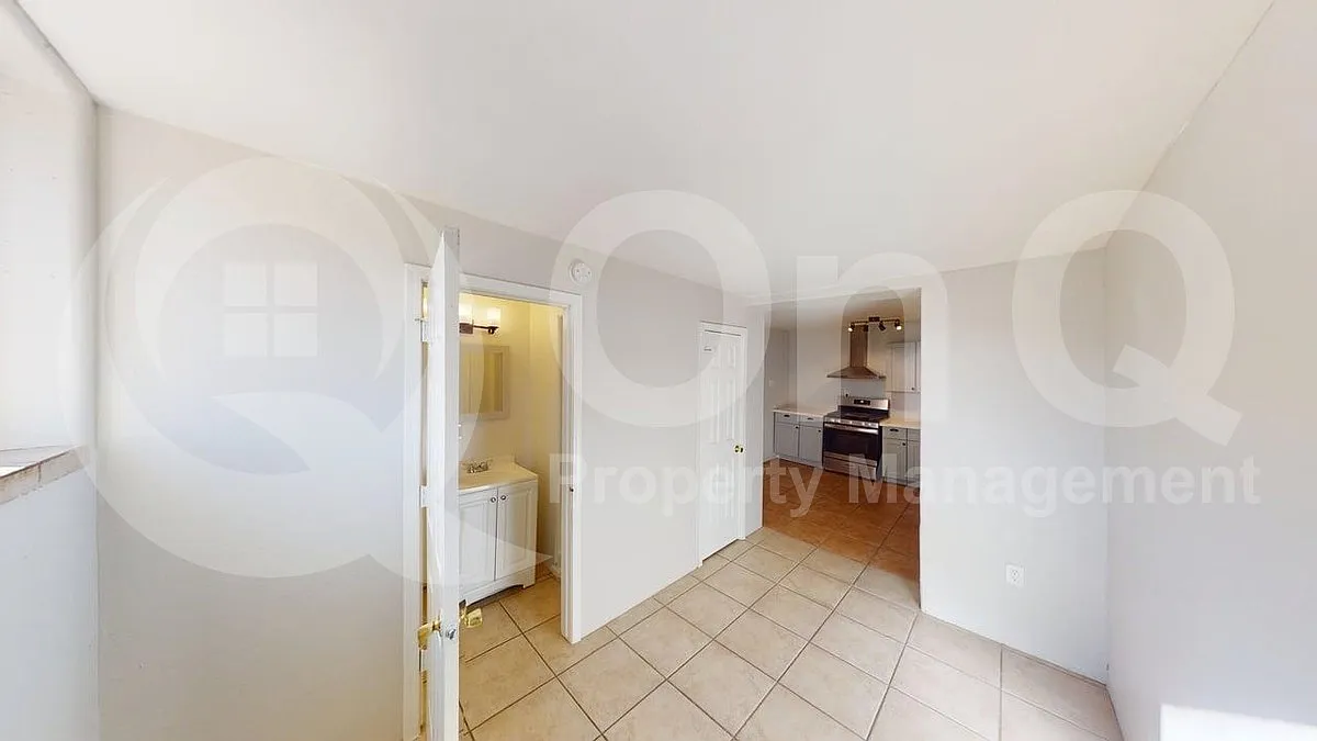 Studio, 1.0 bath, 380 sqft, $825 — Photo 4