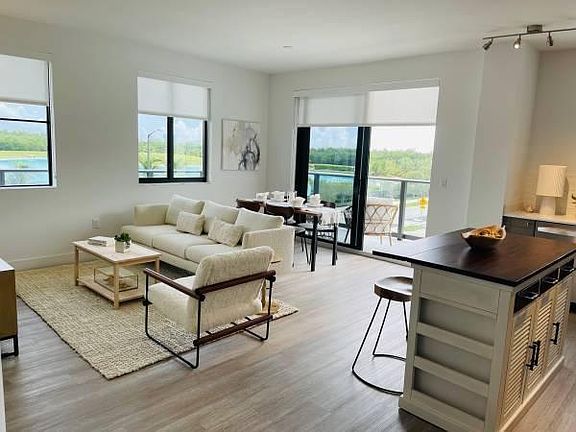 2nd image of 15020 Biscayne Blvd #402