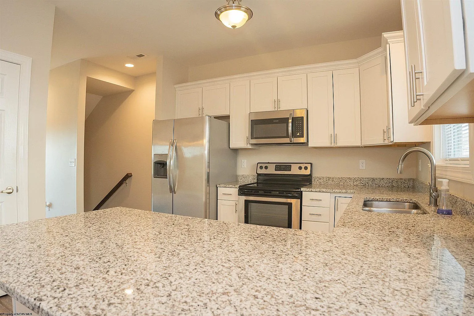 3 bed, 2.5 bath, 1952 sqft, $2,100 — Photo 3