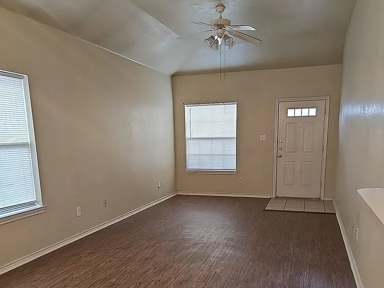 915 Walnut St — Photo 2