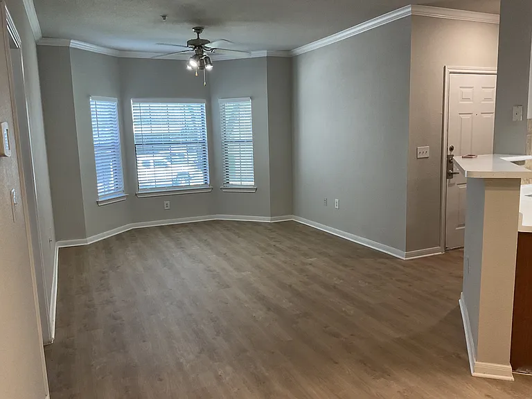 Nestled in a serene setting with beautiful views, Mission Oak apartment provides a peaceful retreat that feels worlds away while being conveniently located near shopping, dining, and major employers.