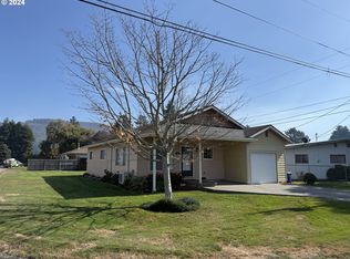 404 Linden Ln, Brookings, OR 97415