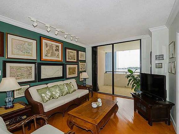 3rd image of 1581 Brickell Ave APT 305