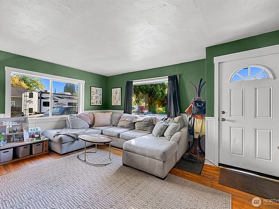 4th image of 3132 Alderwood Avenue
