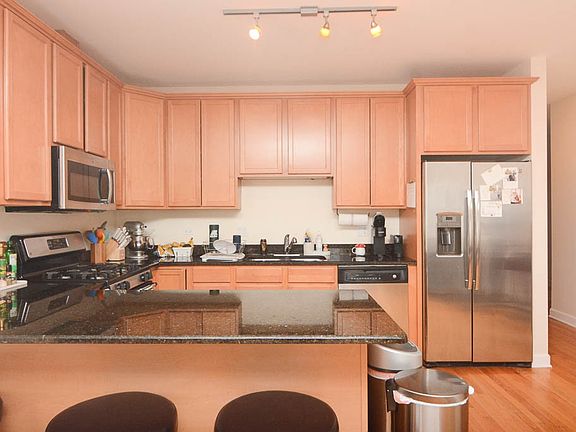 3rd image of 3655 N Southport Ave #N4