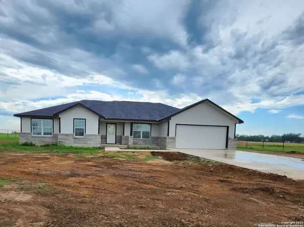 2541 CR 5710, Devine, TX 78016