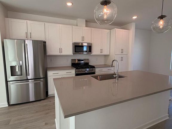5th image of 54 Silverbell Ave