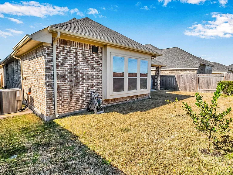 8807 Seguin Cove Ln — Photo 26