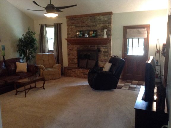 LR w/ vaulted ceiling