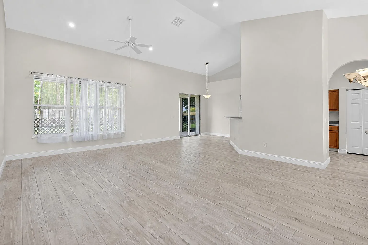 3 bed, 2.0 bath, 2022 sqft, $2,800 — Photo 3