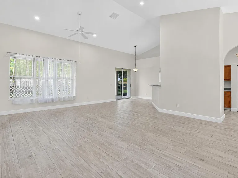 1571 SW Hunnicut Ave — Photo 3