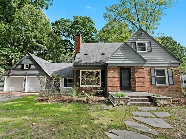 2218 Ostrum Dr, Waterford, MI 48328