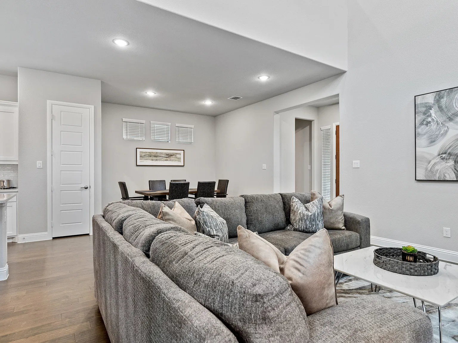 4 bed, 2714 sqft, $9,720 — Photo 4