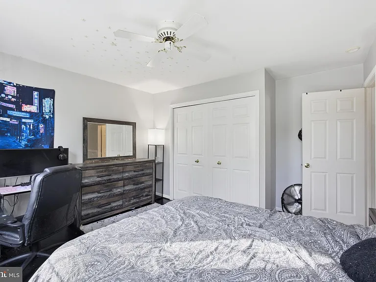 8664 Pohick Forest Ct — Photo 32