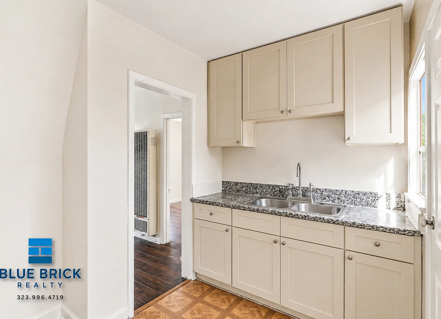 Charming 1-Bedroom Apartment in a Convenient Huntington Park Location — Photo 3