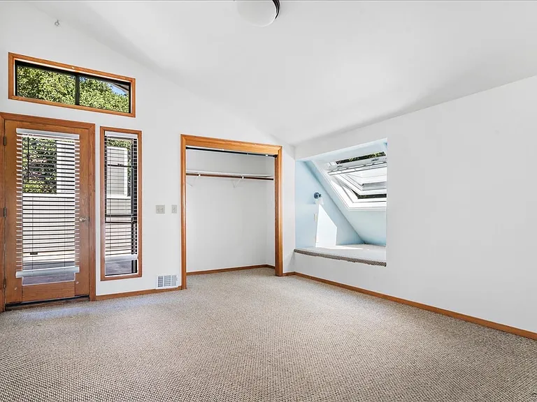 561 Luneta Dr — Photo 4