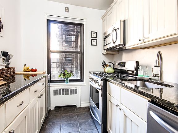 4th image of 325 Main St APT 3D