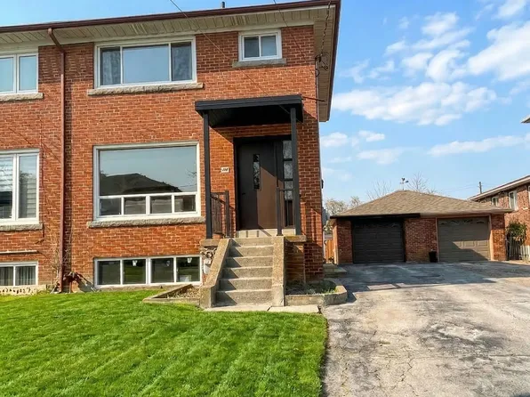 15 Arrowsmith Ave #1A, Toronto, ON M6M 2W8