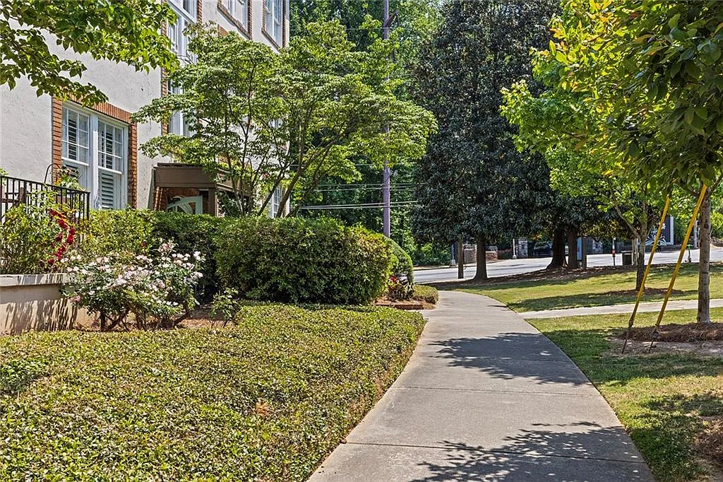 2 bed, 1.0 bath, 1050 sqft, $2,800 — Photo 2