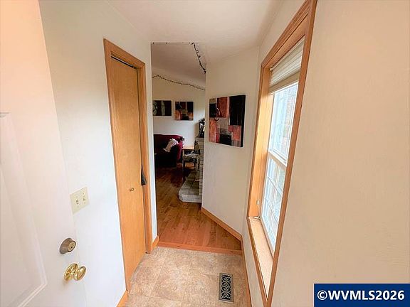 3rd image of 1008 NE Diane Pl