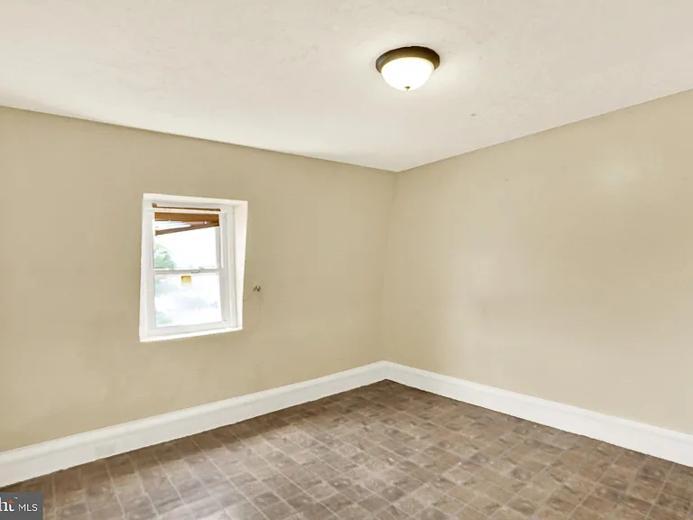 234 W Douglass St — Photo 28