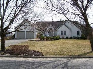 2 Wellwood Rd, Saint James, NY 11780