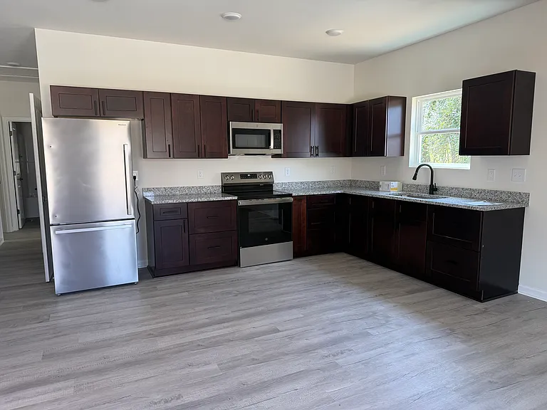 1259 Railroad St — Photo 3