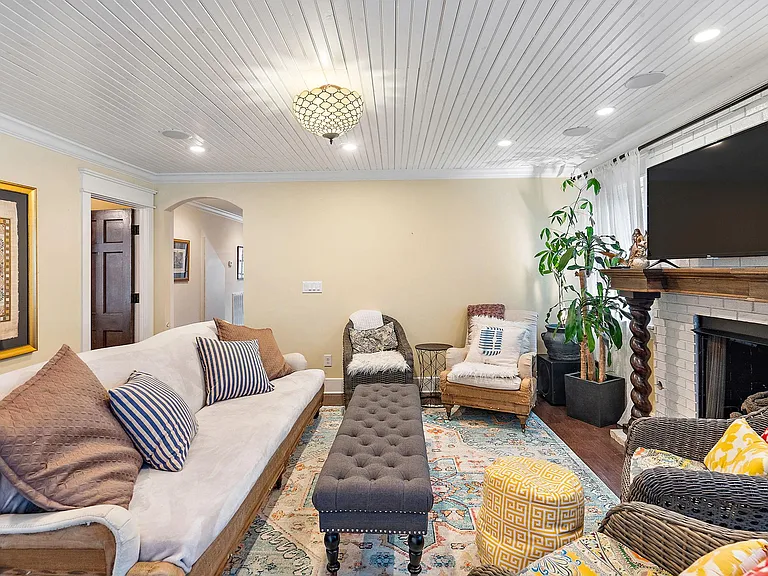 1407 Holly St — Photo 4