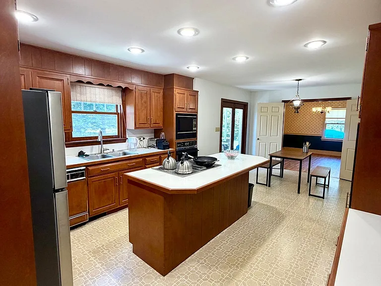 684 Steinman Ct — Photo 8