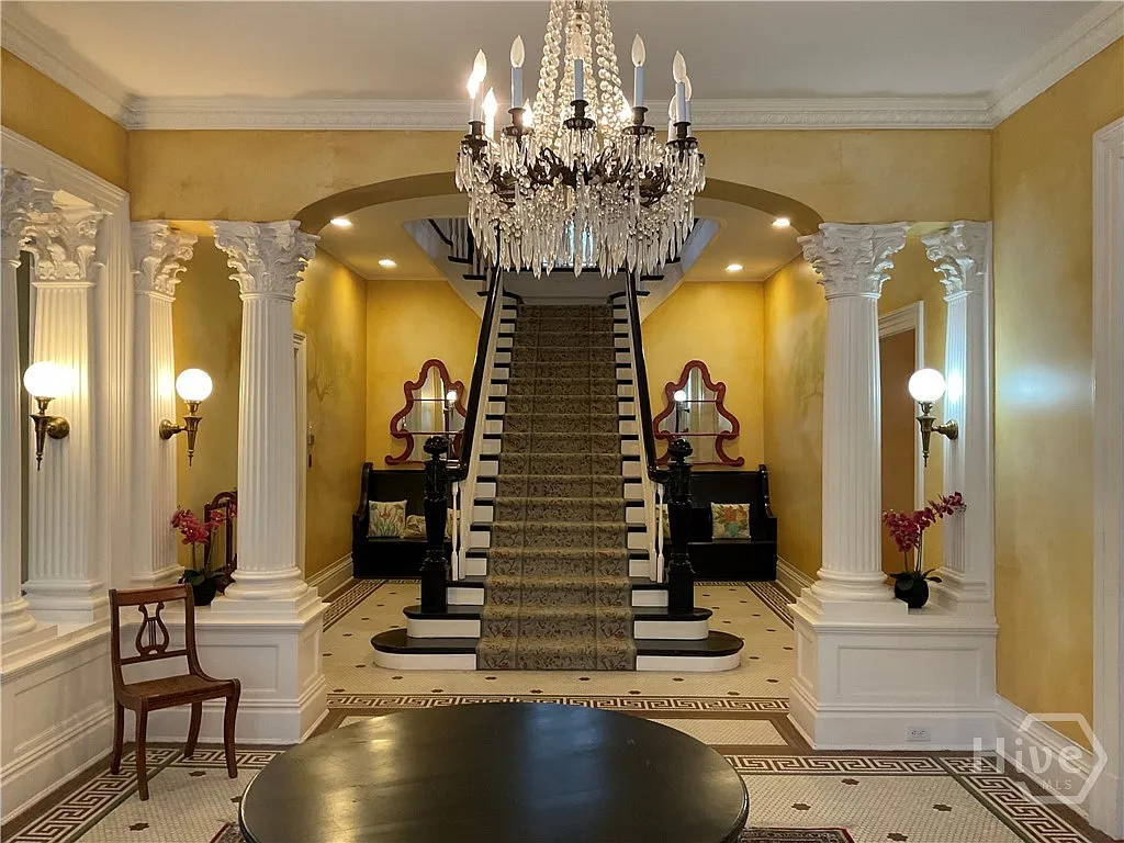 7 bed, 5.5 bath, 8376 sqft, $9,500 — Photo 2