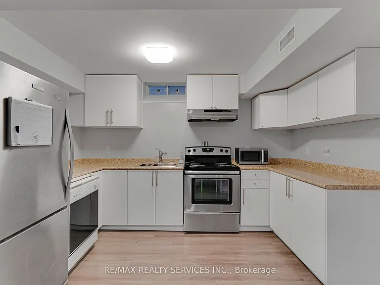 28 Manzanita Cres #BASEMENT — Photo 8
