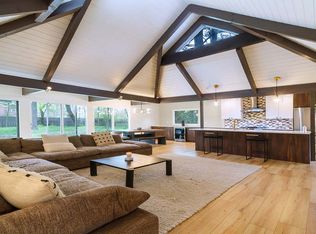 24 Essex Ln, Lincolnshire, IL 60069