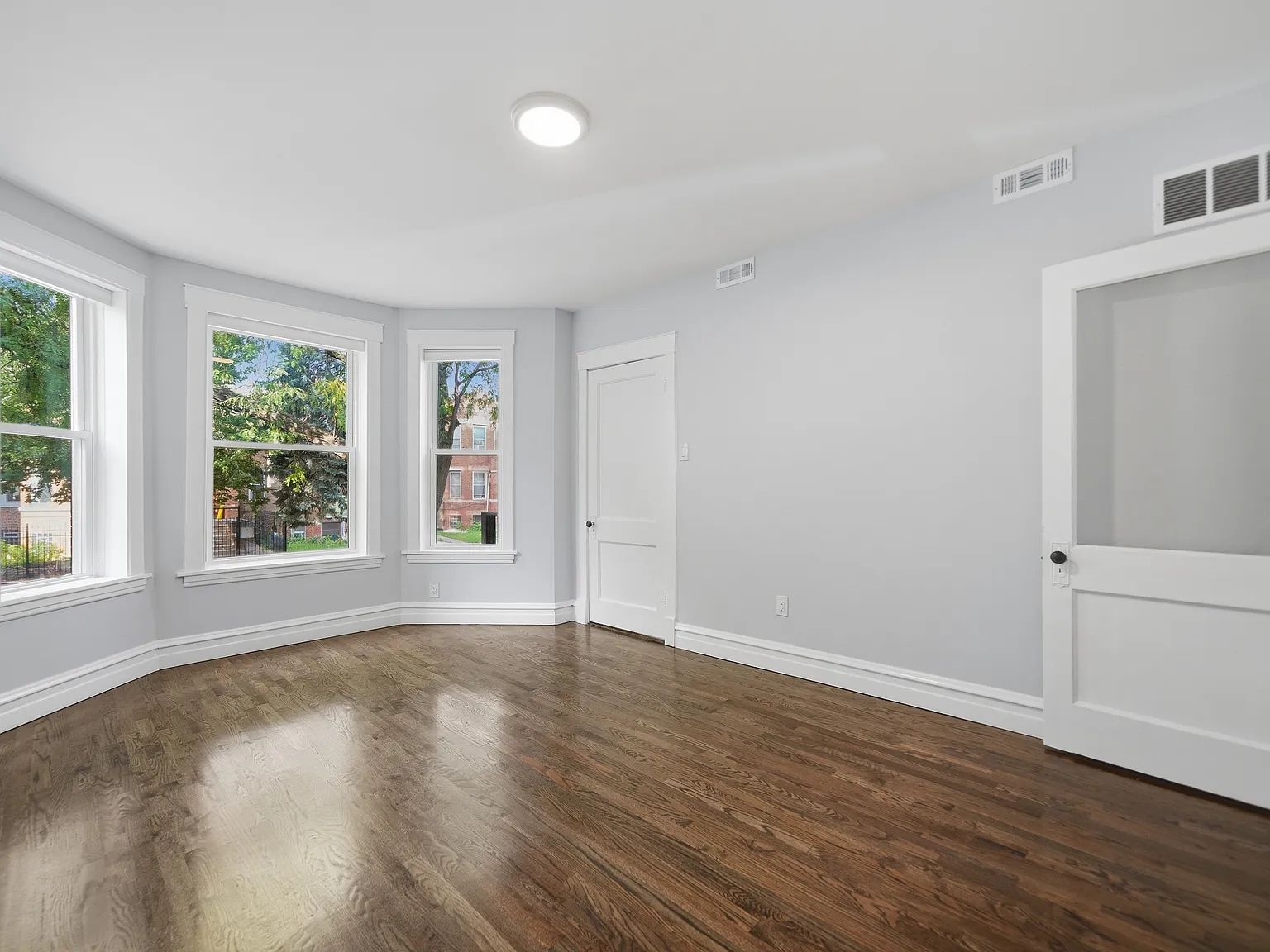 2947 N Springfield Ave — Photo 4