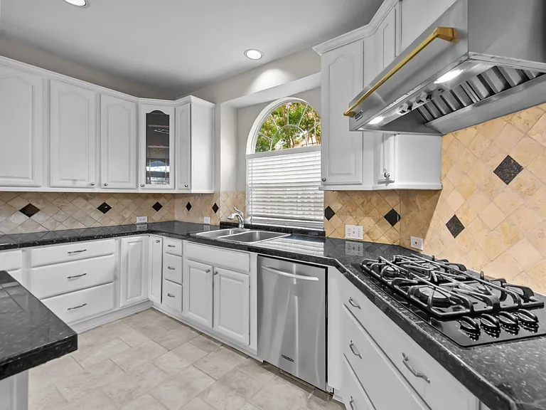 2421 Kittyhawk Dr — Photo 13