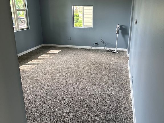 3rd image of 2827 Sangster Ave