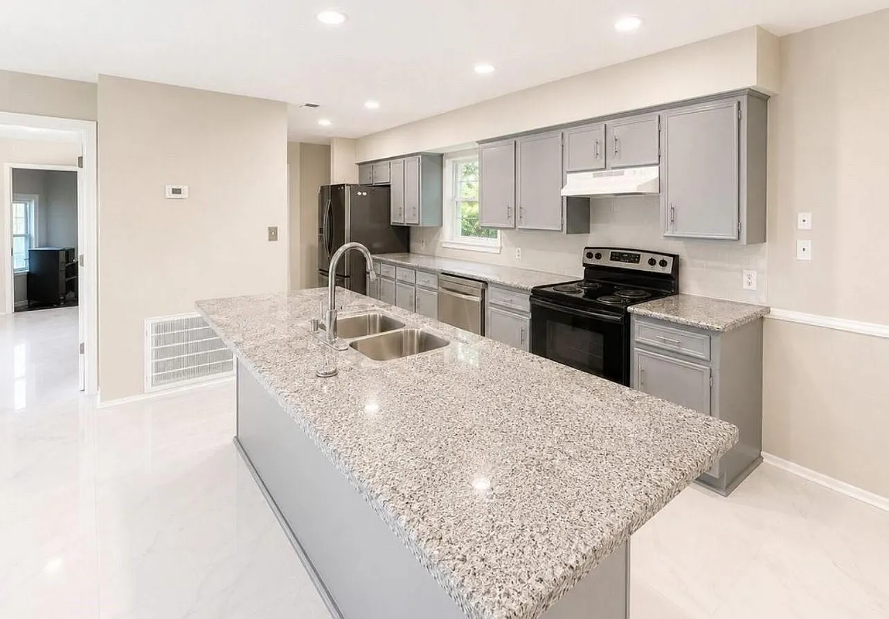 3 bed, 2.0 bath, 1260 sqft, $1,700 — Photo 3