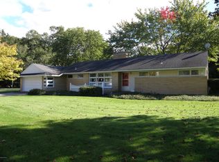 1815 Crestwood Ln, Norton Shores, MI 49441